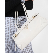Кожаная сумка среднего размера Prada